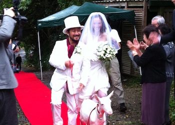 森のオープンな暮らし。森の結婚式、フェス、ヨガ。